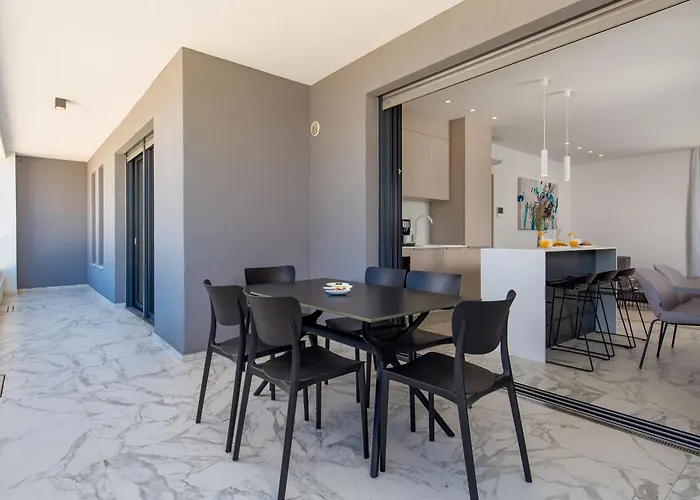 Hadrie Luxury And Rova Apartment Malinska
