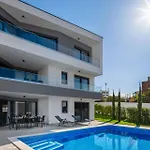 Hadrie Luxury And Rova