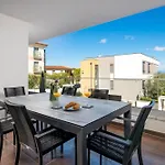 Hadrie Luxury And Rova Малинска
