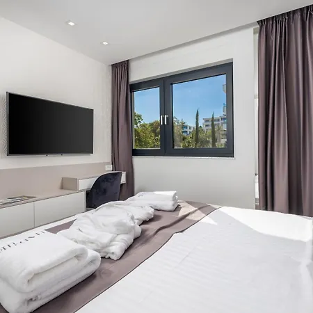 Hadrie Luxury And Rova *